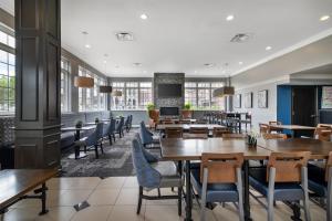 a dining room with tables and chairs at Best Western PLUS Franklin Square Inn in Troy