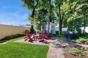 a patio with three chairs and a table in a yard at Sunny Day in Ocean City