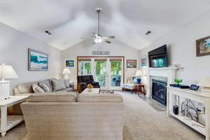 a living room with a couch and a tv at Sunny Day in Ocean City