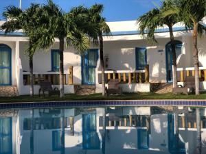 a house with palm trees and a swimming pool at Il Mondo Di Sofia in Canoa Quebrada