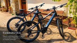 two bikes are parked next to a bench at Penzion Kormoran in Námestovo