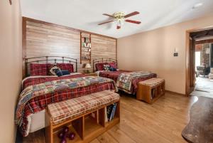 a bedroom with two beds and a ceiling fan at The Luxury Cabin at Deep Hollow in Narrowsburg