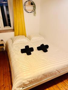 two crosses on a bed in a bedroom at 201 - L'Echappée Belfortaine avec 2 chambres, parking, proche centre in Belfort