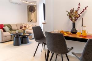 ein Wohnzimmer mit Esstisch und Stühlen in der Unterkunft Mad Spaces in Volos