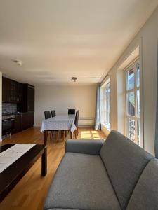 a living room with a couch and a table at Røldal Overnatting in Røldal