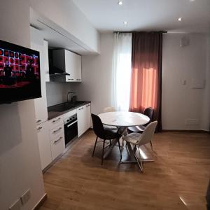 a kitchen with a table and chairs in a room at Appartamento centro storico in Viverone