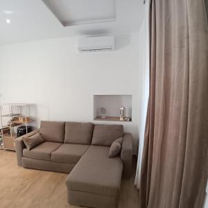 a living room with a couch and a curtain at Appartamento centro storico in Viverone