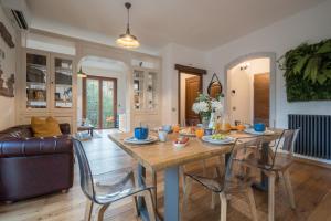 a dining room and living room with a table and chairs at Appartamento Nel Sole in Passignano sul Trasimeno
