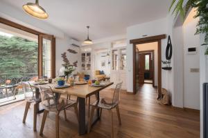 a dining room and living room with a table and chairs at Appartamento Nel Sole in Passignano sul Trasimeno