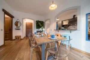 a kitchen and dining room with a table and chairs at Appartamento Nel Sole in Passignano sul Trasimeno