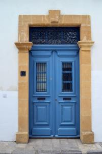 una porta blu su un edificio bianco di Chris House a Nicosia