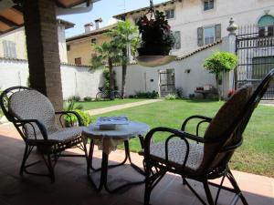 zwei Stühle und ein Tisch auf einer Terrasse in der Unterkunft Alberta in Bertiolo