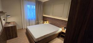 a bedroom with a bed in a room with a window at Drei Schweizer Hotel in Neuwied