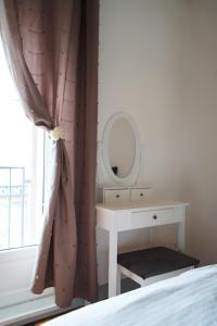 a bedroom with a bed and a mirror and a window at Iago city,appartement spacieux 2 chambres, hyper centre, aéroport et gare à proximité in Beauvais