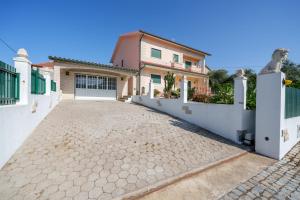 a house with a driveway in front of it at Família de Arega in Arega
