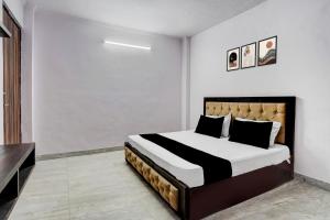 a bedroom with a black and white bed in a room at Hotel O A-1 Guest House in New Delhi