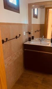 a bathroom with a sink and a mirror at Casa El saucar in El Robledo