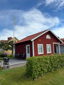 ein rotes Haus mit einer Flagge darauf in der Unterkunft Hassels hus in Vikingstad + 5 Fotos