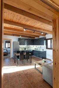 an open kitchen and dining room with a table at Mulberry Tree House in Póndi