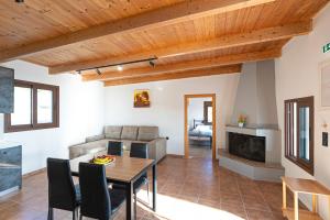 a living room with a table and a couch at Mulberry Tree House in Póndi