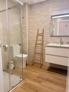 ein Badezimmer mit Leiter, Waschbecken und Toilette in der Unterkunft O Abeiro in Corcubión