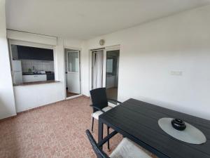 a living room with a table and a kitchen at Apartments Šešo A in Pag
