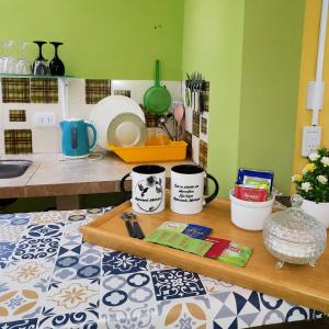 a kitchen counter with two mugs on a cutting board at Alojamiento Marlugm in Corrientes