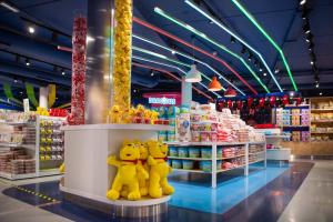 two yellow teddy bears in a toy store at POD es Aqui et sa cabanette in Alès +24 photos