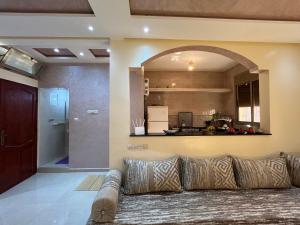 a living room with a couch and a kitchen at Quiet Aourire Hideway in Aourir