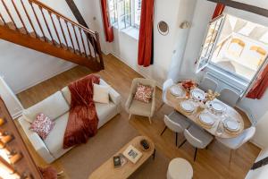an overhead view of a living room with a table at Duplex de charme dans un Cloître historique Parking privé in Rouen