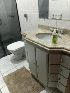 a bathroom with a sink and a toilet at Aero Hospedagem Londrina in Londrina