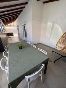 a dining room with a table and chairs at Spacieux logement in Lamentin