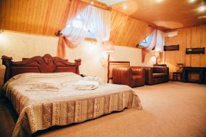 1 dormitorio con 1 cama grande en una habitación en Bashnya Hotel, en Briansk