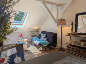 a living room with a chair and a mirror at Ferienwohnung im Loftstil in Hemmoor