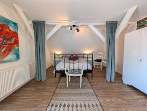 a bedroom with a bed and a painting on the wall at Ferienwohnung im Loftstil in Hemmoor