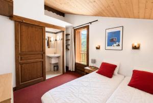 a bedroom with a bed and a bathroom at Résidence Geffriand - Triplex pour 10 personnes proche des pistes au coeur des 3 Vallées MAE-4944 in Levassaix