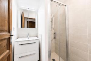 a bathroom with a sink and a shower at Résidence Geffriand - Triplex pour 10 personnes proche des pistes au coeur des 3 Vallées MAE-4944 in Levassaix