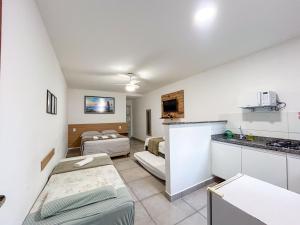 a room with a kitchen and a living room at Di Villa Búzios in Búzios