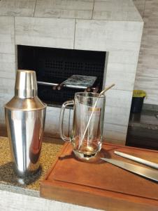 a glass blender on a counter with a fireplace at Aero Hospedagem Londrina in Londrina