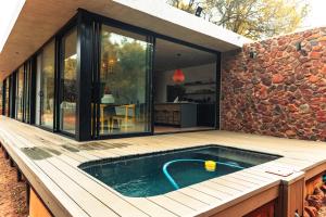 ein Haus mit Swimmingpool auf einer Terrasse in der Unterkunft TheHidden19Th in Moheme
