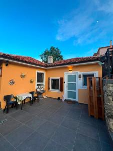 a patio with a table and chairs and a building at Pranvera in Pogradec