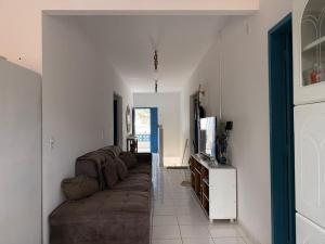 a living room with a long couch in a room at Pousada Flor de Sal in Prea