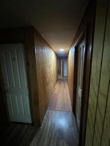 an empty hallway with a door and wooden floors at Hospedaje Ilabaca in Angol