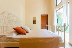 a bed with two pillows on it in a bedroom at Casa Donderis in Santo Domingo