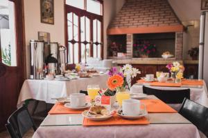 a dining room with tables with food and drinks at Inti Masi in Salta