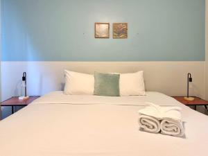 a bedroom with a bed with towels on it at Downtown Condo! Private Balcony! PT10F in Atlanta