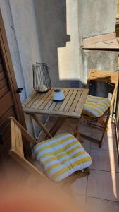 a wooden table and two chairs on a balcony at Ferienhaus Casa Silenzio in Mandatoriccio