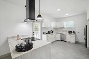 Gallery image of Tropical Oasis - Pool Beach Volleyball Firepit in Lancaster
