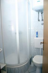 A bathroom at Apartments Ivan Orlic