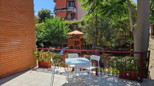 eine Terrasse mit Tisch und Stühlen und ein Spielplatz in der Unterkunft Villa Ruffilli in Benevento